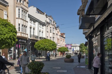 PLOVDIV, BULGARIA - 28 Nisan 2023: Bulgaristan 'ın Plovdiv kentinin orta yaya sokaklarının panoraması