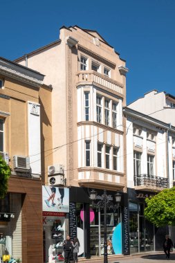 PLOVDIV, BULGARIA - 28 Nisan 2023: Bulgaristan 'ın Plovdiv kentinin orta yaya sokaklarının panoraması