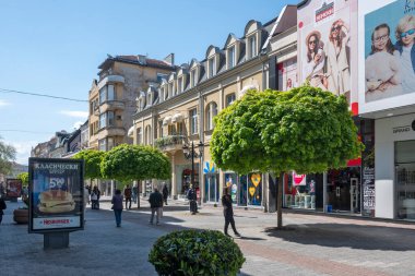 PLOVDIV, BULGARIA - 28 Nisan 2023: Bulgaristan 'ın Plovdiv kentinin orta yaya sokaklarının panoraması