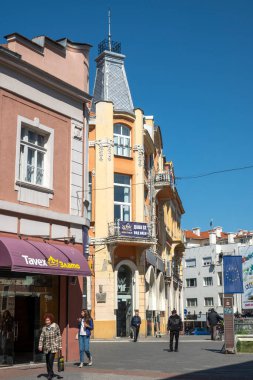 PLOVDIV, BULGARIA - 28 Nisan 2023: Bulgaristan 'ın Plovdiv kentinin orta yaya sokaklarının panoraması