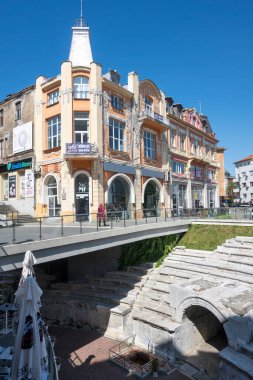 PLOVDIV, BULGARIA - 28 Nisan 2023: Bulgaristan 'ın Plovdiv kentinin orta yaya sokaklarının panoraması