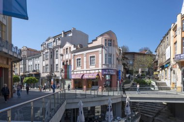 PLOVDIV, BULGARIA - 28 Nisan 2023: Bulgaristan 'ın Plovdiv kentinin orta yaya sokaklarının panoraması