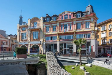 PLOVDIV, BULGARIA - 28 Nisan 2023: Bulgaristan 'ın Plovdiv kentinin orta yaya sokaklarının panoraması