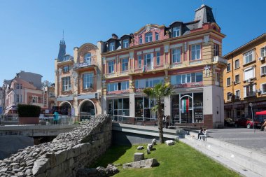 PLOVDIV, BULGARIA - 28 Nisan 2023: Bulgaristan 'ın Plovdiv kentinin orta yaya sokaklarının panoraması