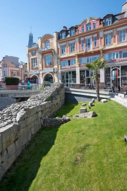 PLOVDIV, BULGARIA - 28 Nisan 2023: Bulgaristan 'ın Plovdiv kentinin orta yaya sokaklarının panoraması