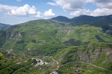 Bulgaristan 'ın Balkan Dağları' nın Bov köyü yakınlarındaki İskar boğazının inanılmaz manzarası