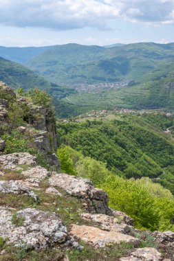 Bulgaristan 'ın Balkan Dağları' nın Bov köyü yakınlarındaki İskar boğazının inanılmaz manzarası