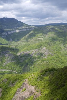Bulgaristan 'ın Balkan Dağları' nın Bov köyü yakınlarındaki İskar boğazının inanılmaz manzarası