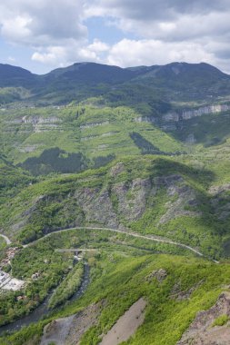 Bulgaristan 'ın Balkan Dağları' nın Bov köyü yakınlarındaki İskar boğazının inanılmaz manzarası