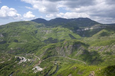 Bulgaristan 'ın Balkan Dağları' nın Bov köyü yakınlarındaki İskar boğazının inanılmaz manzarası