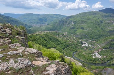 Bulgaristan 'ın Balkan Dağları' nın Bov köyü yakınlarındaki İskar boğazının inanılmaz manzarası