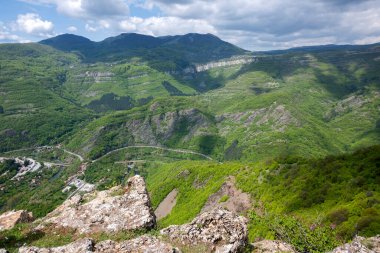 Bulgaristan 'ın Balkan Dağları' nın Bov köyü yakınlarındaki İskar boğazının inanılmaz manzarası