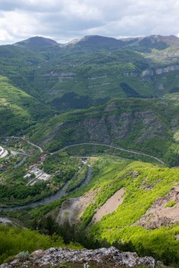Bulgaristan 'ın Balkan Dağları' nın Bov köyü yakınlarındaki İskar boğazının inanılmaz manzarası