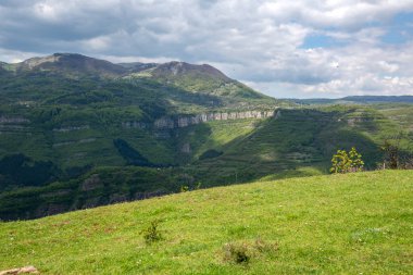 Bulgaristan 'ın Balkan Dağları' nın Bov köyü yakınlarındaki İskar boğazının inanılmaz manzarası