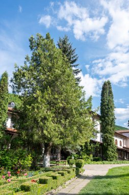 Bulgaristan 'ın Sofya bölgesinin Sevasti kentindeki Kutsal Kırk Şehit' e adanmış Vrachesh Manastırı bahar manzarası