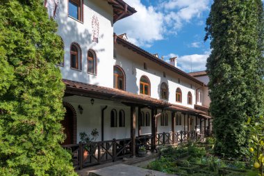 Bulgaristan 'ın Sofya bölgesinin Sevasti kentindeki Kutsal Kırk Şehit' e adanmış Vrachesh Manastırı bahar manzarası