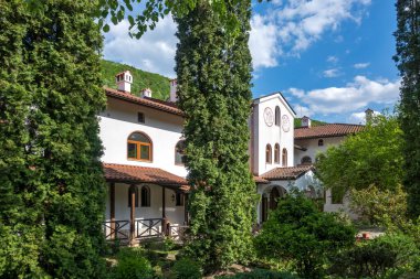 Bulgaristan 'ın Sofya bölgesinin Sevasti kentindeki Kutsal Kırk Şehit' e adanmış Vrachesh Manastırı bahar manzarası