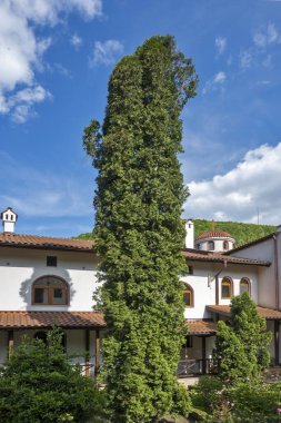 Bulgaristan 'ın Sofya bölgesinin Sevasti kentindeki Kutsal Kırk Şehit' e adanmış Vrachesh Manastırı bahar manzarası