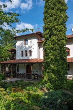 Bulgaristan 'ın Sofya bölgesinin Sevasti kentindeki Kutsal Kırk Şehit' e adanmış Vrachesh Manastırı bahar manzarası