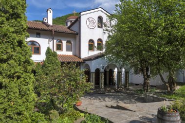 Bulgaristan 'ın Sofya bölgesinin Sevasti kentindeki Kutsal Kırk Şehit' e adanmış Vrachesh Manastırı bahar manzarası