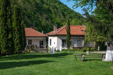 Bulgaristan 'ın Sofya bölgesinin Sevasti kentindeki Kutsal Kırk Şehit' e adanmış Vrachesh Manastırı bahar manzarası