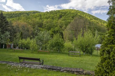 Bulgaristan 'ın Sofya bölgesinin Sevasti kentindeki Kutsal Kırk Şehit' e adanmış Vrachesh Manastırı bahar manzarası