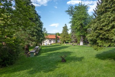 Bulgaristan 'ın Sofya bölgesinin Sevasti kentindeki Kutsal Kırk Şehit' e adanmış Vrachesh Manastırı bahar manzarası