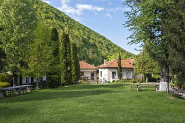 Bulgaristan 'ın Sofya bölgesinin Sevasti kentindeki Kutsal Kırk Şehit' e adanmış Vrachesh Manastırı bahar manzarası