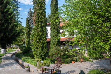 Bulgaristan 'ın Sofya bölgesinin Sevasti kentindeki Kutsal Kırk Şehit' e adanmış Vrachesh Manastırı bahar manzarası