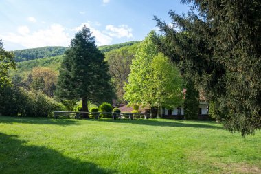 Bulgaristan 'ın Sofya bölgesinin Sevasti kentindeki Kutsal Kırk Şehit' e adanmış Vrachesh Manastırı bahar manzarası