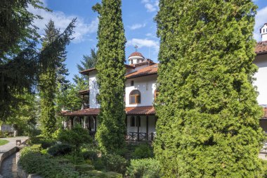 Bulgaristan 'ın Sofya bölgesinin Sevasti kentindeki Kutsal Kırk Şehit' e adanmış Vrachesh Manastırı bahar manzarası