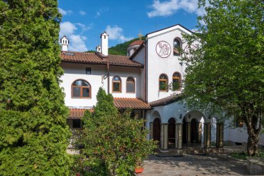 Bulgaristan 'ın Sofya bölgesinin Sevasti kentindeki Kutsal Kırk Şehit' e adanmış Vrachesh Manastırı bahar manzarası