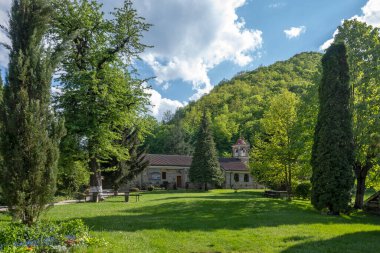 Bulgaristan 'ın Sofya bölgesinin Sevasti kentindeki Kutsal Kırk Şehit' e adanmış Vrachesh Manastırı bahar manzarası