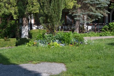 Bulgaristan 'ın Sofya bölgesinin Sevasti kentindeki Kutsal Kırk Şehit' e adanmış Vrachesh Manastırı bahar manzarası