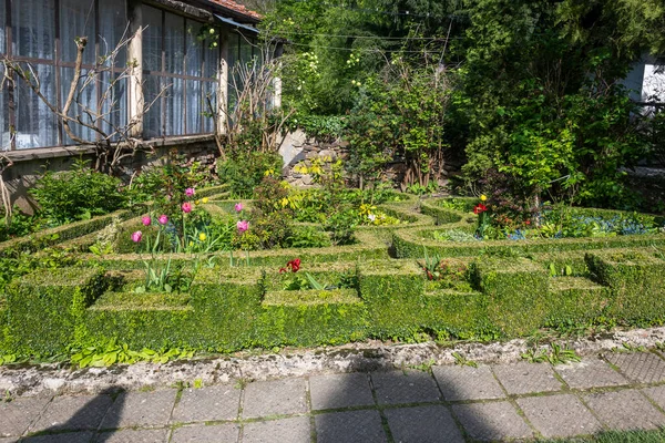 ブルガリア ソフィア地方セヴァスティの40人の殉教者に捧げられたヴラチェシュ修道院の春の景色 — ストック写真