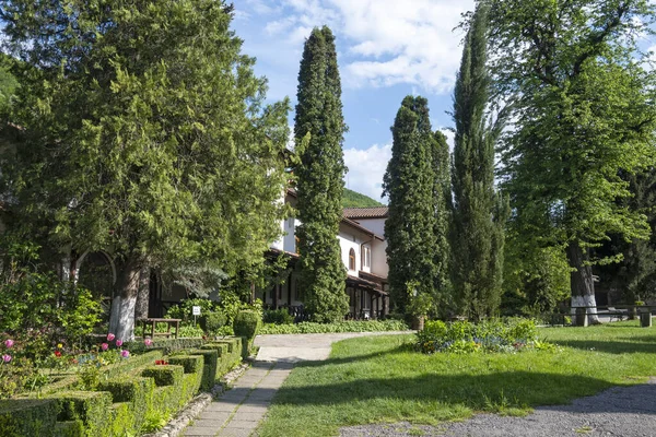 ブルガリア ソフィア地方セヴァスティの40人の殉教者に捧げられたヴラチェシュ修道院の春の景色 — ストック写真