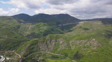 Bulgaristan 'ın Balkan Dağları' nın Bov köyü yakınlarındaki İskar boğazının şaşırtıcı hava manzarası