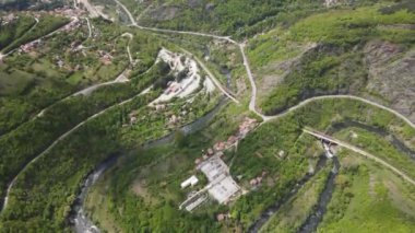 Bulgaristan 'ın Balkan Dağları' nın Bov köyü yakınlarındaki İskar boğazının şaşırtıcı hava manzarası