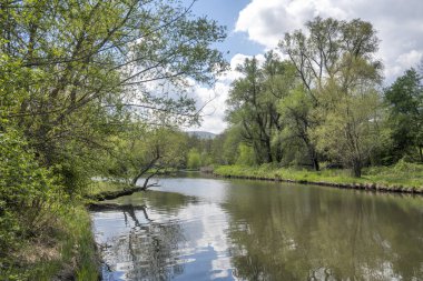 Bulgaristan 'ın başkenti Sofya' nın Pancharevo Gölü yakınlarındaki Iskar Nehri 'nin Bahar Manzarası