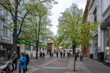 PLOVDIV, BULGARIA - 11 Nisan 2023: Bulgaristan 'ın Plovdiv kentinin merkezindeki Kapana ilçesinin gün batımı manzarası