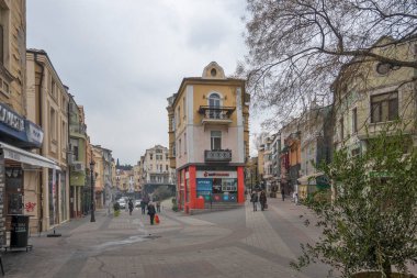 PLOVDIV, BULGARIA - 11 Nisan 2023: Bulgaristan 'ın Plovdiv kentinin merkezindeki Kapana ilçesinin gün batımı manzarası