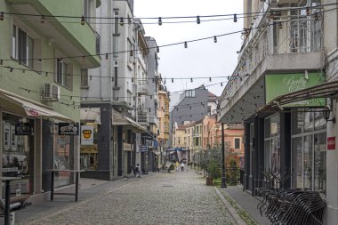 PLOVDIV, BULGARIA - 11 Nisan 2023: Bulgaristan 'ın Plovdiv kentinin merkezindeki Kapana ilçesinin gün batımı manzarası