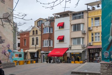 PLOVDIV, BULGARIA - 11 Nisan 2023: Bulgaristan 'ın Plovdiv kentinin merkezindeki Kapana ilçesinin gün batımı manzarası