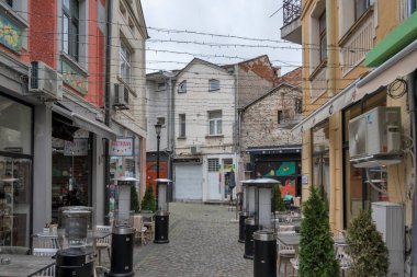 PLOVDIV, BULGARIA - 11 Nisan 2023: Bulgaristan 'ın Plovdiv kentinin merkezindeki Kapana ilçesinin gün batımı manzarası