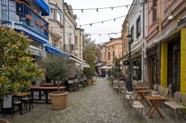 PLOVDIV, BULGARIA - 11 Nisan 2023: Bulgaristan 'ın Plovdiv kentinin merkezindeki Kapana ilçesinin gün batımı manzarası