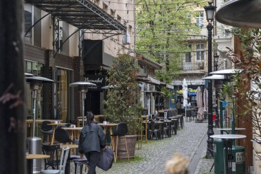 PLOVDIV, BULGARIA - 11 Nisan 2023: Bulgaristan 'ın Plovdiv kentinin merkezindeki Kapana ilçesinin gün batımı manzarası