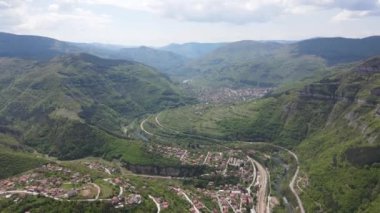 Bulgaristan 'ın Balkan Dağları' nın Bov köyü yakınlarındaki İskar boğazının şaşırtıcı hava manzarası