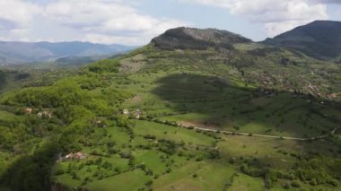 Bulgaristan 'ın Balkan Dağları' nın Bov köyü yakınlarındaki İskar boğazının şaşırtıcı hava manzarası