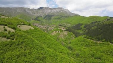 Ochindol, Vratsa bölgesi, Balkan Dağları, Bulgaristan yakınlarındaki Iskar Nehri Boğazı 'nın hava manzarası