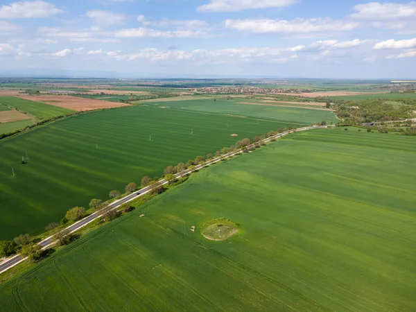 Bulgaristan 'ın Filibe Bölgesi' nin Asenovgrad kenti yakınlarındaki Yukarı Trakya Ovası 'nın hava manzarası